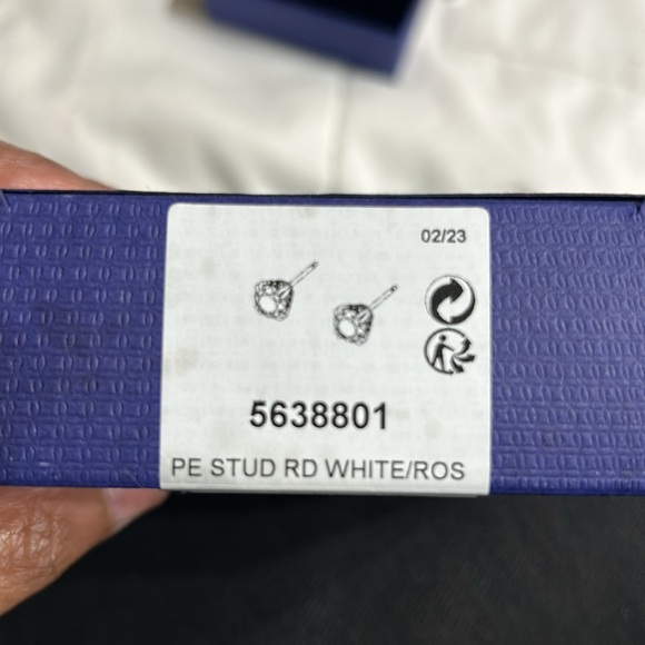 Swarovski Stilla rose gold stud earrings - Picture 6 of 9